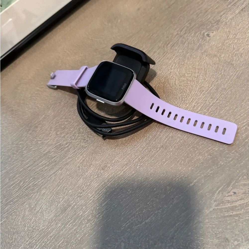 Fitbit Versa Lite- purple band - Picture 3 of 3